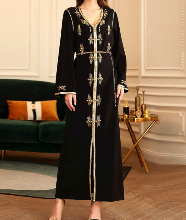 Gaun dengan lengan buntung dan aplikasi berlian